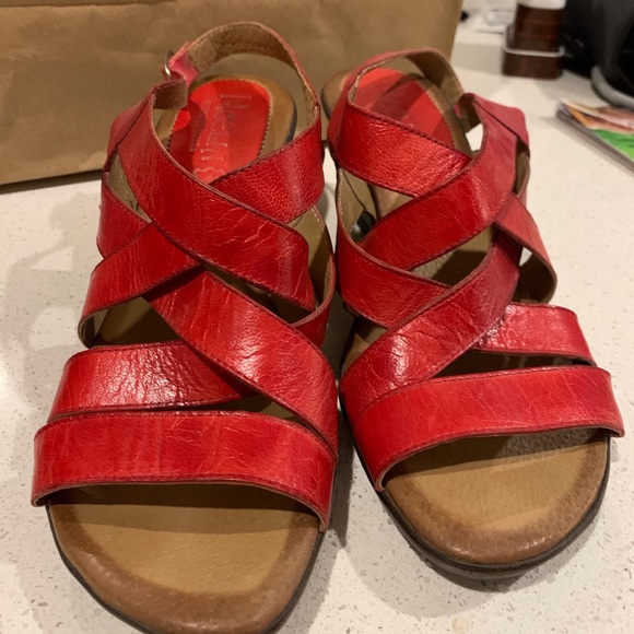 Soft leather red sandals - Picture 1 of 3